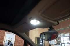  室内灯はこちらの1箇所。キャビンも小さいので、LEDにするとこれでもかというくらい明るいです。 