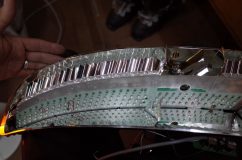アストンマーチン ヴァンテージ のテールランプ修理 なんじゃこりゃというぐらいLEDチップがふんだんに使われております。車体価格からしたらこれぐらいLED使われていてもおかしくはない。LEDチップも複数交換しました。