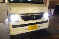  H4のLEDヘッドライトに交換。LEDヘッドは発光点が固定なので、一度光軸調整すれば基本的にはズレません。 