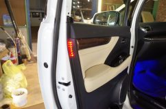30後期アルファードのLEDカスタム~ ドア側面には衝突防止LEDを配置します。