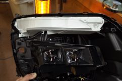 眉毛部分はLED1個で点灯。これだと日中はほとんど見えませんね～ 
