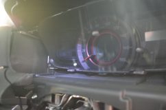  まずスピードメーターを外します。この車両メーターを外すまでに結構パネルをバラす必要があります。 