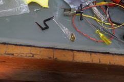  これがスピードメーターの針です。この形状の針を支えるためにメーターの芯棒はかなり太くなっています。 