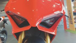 DUCATIパニガーレV4のヘッドライトウィンカー仕込み加工 これが車両搭載時のヘッドライトです。