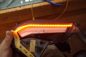DUCATIパニガーレV4のヘッドライトウィンカー仕込み加工