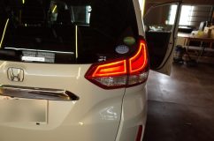 フリードのテール4灯化加工 純正同様に4個のLEDを増設して点灯させます。