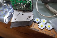  殻割りしてLEDを交換します。当然のことながらLEDの点灯回路も新しく入れ替えます。 