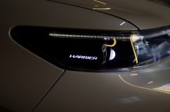 60ハリアーのヘッドライトダブルロービーム加工 文字はカーボン仕様です。
