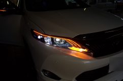 60ハリアーのヘッドライトダブルロービーム加工 シーケンシャルウィンカーとの相性も抜群