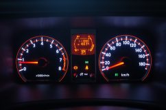 C25セレナのエアコンパネル液晶反転&LED打ち換えとスピードメーター液晶色替え 文字盤はきれいな白色。液晶が昭和な色なので