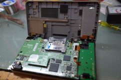  まずはもうだいぶ古い機種になってしまったDSiの修理
この機種は電源が入らなくなる
右ボタンが効かなくなる
という不具合が多いようです。
こういった不具合はたいていはんだクラックが原因 