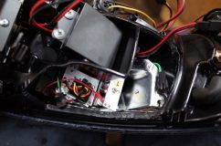 AUDI A4 のテールランプ修理 早速テールを殻割りして内部を確認。コネクターが接続されていないうえ、配線が明らかに短い状態でした。