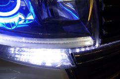 タントのヘッドライトシーケンシャルウィンカー加工 純正のアイラインです。リングの青色と比較すると若干黄ばんで見えます。