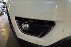 JEEP コンパスのシーケンシャルウィンカー加工 かなりコツがいりますが、頑張ればバンパー外さずにユニット取り出せます。