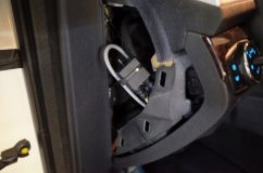  別途ハザード用のリレーを設置し、全ウィンカー（6箇所）に専用配線を通線して電源を送るようにしました。このとき車両側に電気が流れないように加工が必要です。 