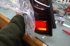  もともとは下の小さな部分のみがウィンカーで点灯します。スモークテールなので特に暗く感じます。 
