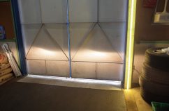 100系ハイエースのヘッドライト&フォグランプHID化 純正のヘッドライトの光軸をマークしておきます。