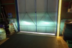 100系ハイエースのヘッドライト&フォグランプHID化 やはりHIDはグレアが出ますね。上の方に飛んでいる光が対向車には眩しかったります。