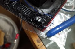 レヴォーグの加工テール修理作業 パテのようにコーキングで埋められています。コーキングが変成シリコンタイプだといいのですが、今回は普通のシリコンシーラントです。