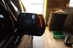  無限の純正ミラーに交換。流石に純正品なのでフィッティング等は考えずにポン付けです。 