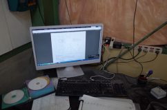 後退時サイドミラー下降回路制作 ということでPCとにらめっこ。お客様の無理難題をこなしていくうちにかなりスキルは上達したようで、1時間ぐらいで作れちゃいました。