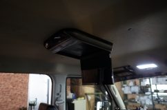 ナビやフリップダウンモニター取り付け2連発~ 今回DVD再生機能付きのモニターだったのでかなり重量が・・・。天井のフレームがBピラー周辺からかならずあるのでそこにビス止めします。