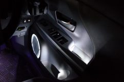 プリウスアルファのNeoPixelグリルイルミ他LEDカスタム~ ドアの内張りにLEDを追加。ハンドル周りやスピーカーに間接照明を施工しました。