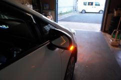プリウスアルファのNeoPixelグリルイルミ他LEDカスタム~ ミラー側にはシーケンシャルタイプの流れる矢印をインストール。