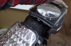 ハマーH3のヘッドライト日本仕様改善 こちらが外したヘッドライトユニット 新品で買うと15万以上するみたい・・・。 しかも日本仕様になっていない・・・。 ということで殻割り&プロジェクターインストールを行いました。