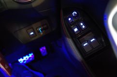  ミラースイッチはもともと光りませんが、基盤やスイッチ自体はレヴォーグなどと同じなので、LEDと回路を配置して電源を送れば光るように出来ます。 