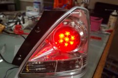 RB1オデッセイの社外品テールランプの修理作業~ 同等品(明るさ・波長)を使うことで、左右のバランスも崩れません。