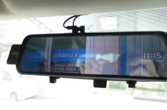 海外製10インチミラー型ドライブレコーダー(フロント&リア)用 ダメダメ~ 基本的に左ハンドル用に開発されているので、カメラの位置が反対です。助手席側のワイパーが届かない部分にカメラが来るので、雨の日はほとんど意味がありません。モニター電源が入っていると地デジの受信感度が著しく低下します。モニター電源はボタンでOFFに出来るのですが、メモリーされないので毎回ボタンを押す必要があります。