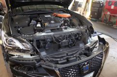210系後期クラウンのヘッドライトシーケンシャル加工 続いてヘッドライト施工です。今どきの車はセンサー類がたくさんバンパーに埋め込まれているため、ヘッドライト外すときはバンパーをずらして行います。外車に多いのですが、コーナーセンサーを外すときに断線してしまうこともあるので、できる限りストレスを与えないように施工します。