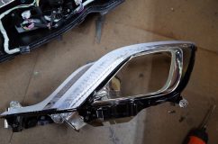 210系後期クラウンのヘッドライトシーケンシャル加工 具が出てきました。やっぱりこのアイラインはインパクトがあります。新車発表されたときはこのアクリルがかなり話題になりましたね。