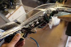 210系後期クラウンのヘッドライトシーケンシャル加工 今回は新たにLEDを取り付けるのではなく、純正のチップを2色タイプに変更して色が変わるようにしました。