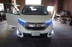 フリードのアイラインシリコンチューブ施工 昼間でも十分な視認性が確保できました。