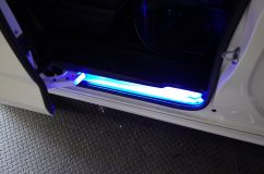 フリードのアイラインシリコンチューブ施工 ついでに以前取り付けさせていただいたフットランプに連動して、スライドドアのレールを光らせました。