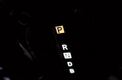 シフト部分は電球が使われています。LED化するとPの部分が暗い、というか黄色くなってしまいます。 