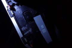  それならばと薄めのブルーシートをPの文字だけに貼ってみました。 