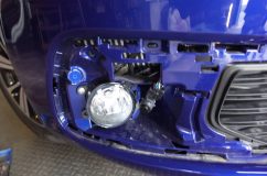 シトロエン C3のフォグランプLED交換作業とハイビームLED化 フォグカバーはいとも簡単に外れました。コーナーセンサーが付いていますが、間違っても配線を抜いてはいけません。新車といえど外車はあなどれません。ベンツなどでは漏れなく断線などの不良が出ることが多いです。