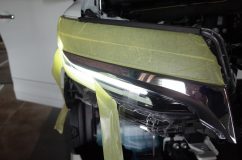  作業途中で車両に戻して点灯チェック、デイライト・スモールの輝度もここで調整します。最近の車両はヘッドライトにもコンピューターが内蔵されており、各種電圧もそれぞれ異なるので現車チェックが欠かせません。 