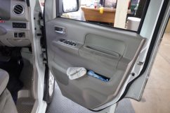  ロックモーターの劣化は軽自動車にはあるあるで、最初はロック・アンロックがたまに動作しなくなる症状から始まります。いずれは両方共動作しないということになります。軽自動車に多いので車両の電圧等が大きく関係していると思いますが、バッテリーを交換しても症状改善しない場合はロックモーター交換が必要です。 