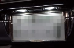 センチュリーの後期テールインストール作業 ついでにナンバープレートもLED化しました。こちらも球切れ検出しているので抵抗入りのチップを使う必要があります。