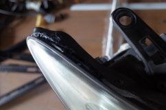 30ハリアーのヘッドライト水混入修理 殻閉じ後に水をかけて水の混入をチェックしました。