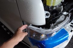 ハイエースのウィンカーバルブ交換 ウィンカーバルブはヘッドライトを外して交換します。