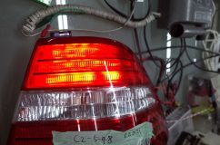 30後期セルシオのテールランプ修理 なかなか気付きにくいですが、下段の右から2番目が球切れしています。