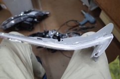 G'sプリウスアルファのヘッドライト・シーケンシャル加工 あとは中のLEDを撤去して、新たにシーケンシャルシリコンチューブを設置します。流石に無加工では取り付けできませんので、干渉する部分を加工して取り付けしました。