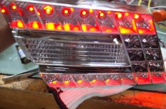 W212メルセデス・ベンツ テールランプ 球切れ 修理 施工 無事色味もズレずに修理完了しました。