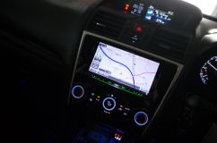 レヴォーグのスピードメーター&エアコンパネルのLED打ち替え(STI仕様) スイッチ類はすべて赤色なのに、エアコンパネルとスピードメーターは白/青系統の色味。