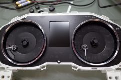 レヴォーグのスピードメーター&エアコンパネルのLED打ち替え(STI仕様) まずはスピードメーターから。緊張の針はずし。ここで失敗するとメーターがお亡くなりになります。